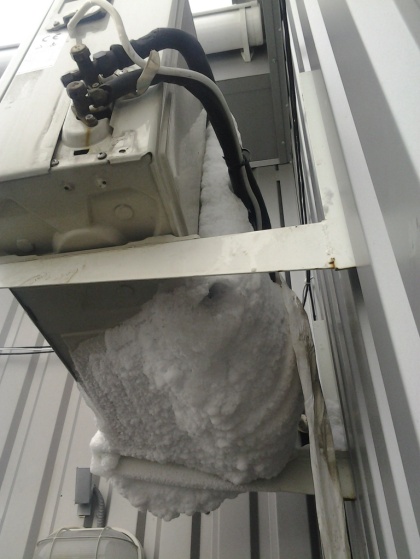 Отопление зимой кондиционером снег на решетке